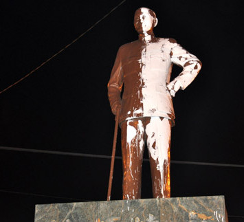 臺南佳里好望角公園蔣介銅像深夜被漆成半身白色 臺南佳里好望角公園蔣介銅像深夜被漆成半身白色