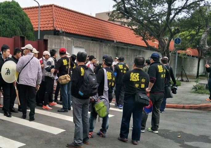 一批退伍軍人19日中午“突襲”蔡英文位于博愛(ài)特區(qū)的官邸,抗議年金改革,高喊“還我青春”、“蔡英文出來(lái)”等抗議口號(hào) 一批退伍軍人19日中午“突襲”蔡英文位于博愛(ài)特區(qū)的官邸,抗議年金改革,高喊“還我青春”、“蔡英文出來(lái)”等抗議口號(hào)