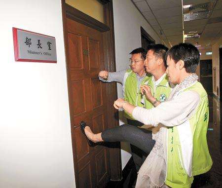 臺媒:民進黨對公權力雙標準 原來無賴正義也算轉型 臺媒:民進黨對公權力雙標準 原來無賴正義也算轉型