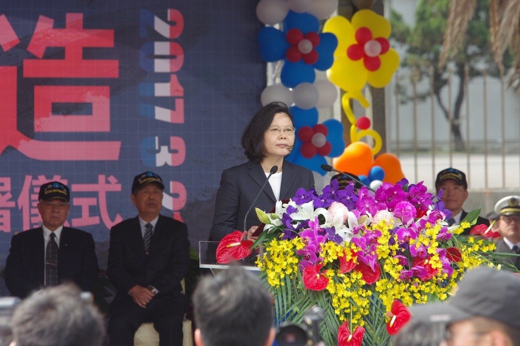 臺軍口號“重層嚇阻”太繞口?蔡英文致辭鬧笑話 臺軍口號“重層嚇阻”太繞口?蔡英文致辭鬧笑話