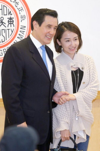 馬英九與學生合影。臺灣《聯合報》記者蘇健忠/攝影