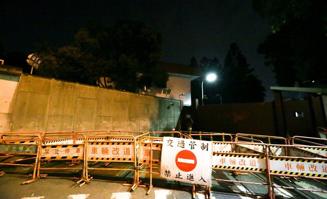 軍公教將再次發起大游行 蔡辦深夜布下拒馬嚴陣以待 軍公教將再次發起大游行 蔡辦深夜布下拒馬嚴陣以待