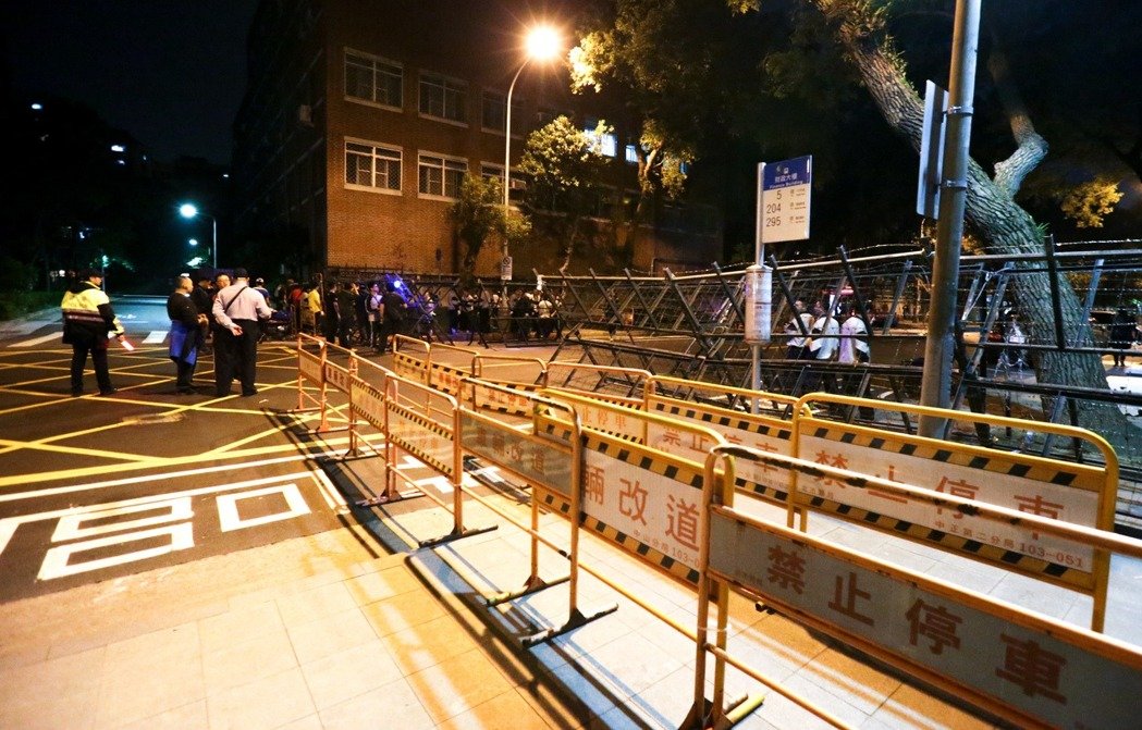 軍公教將再次發起大游行 蔡辦深夜布下拒馬嚴陣以待 軍公教將再次發起大游行 蔡辦深夜布下拒馬嚴陣以待