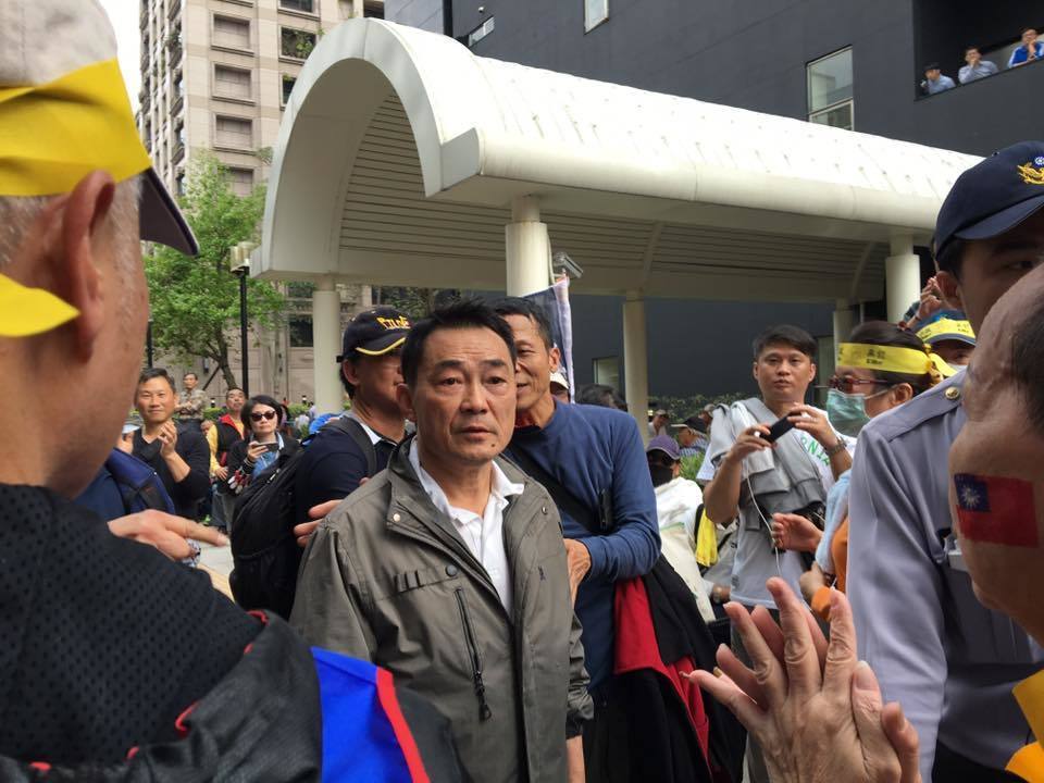 臺警消想進"立院"遭擋 高喊:為何"太陽花學生"可進 臺警消想進"立院"遭擋 高喊:為何"太陽花學生"可進