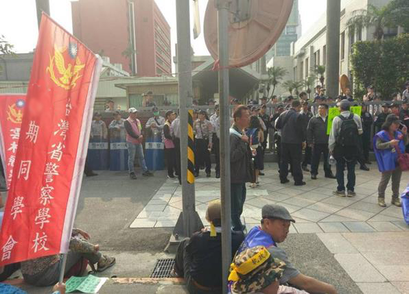 悲涼!昔“立法院”警察總隊長如今帶頭闖“立法院” 悲涼!昔“立法院”警察總隊長如今帶頭闖“立法院”