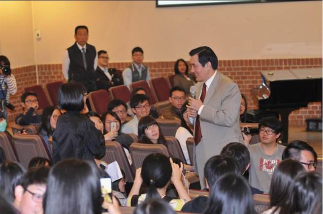 �RӢ���٬F���R����Ĭ�����vͻȻ���{���Ҳ���ͬ־��