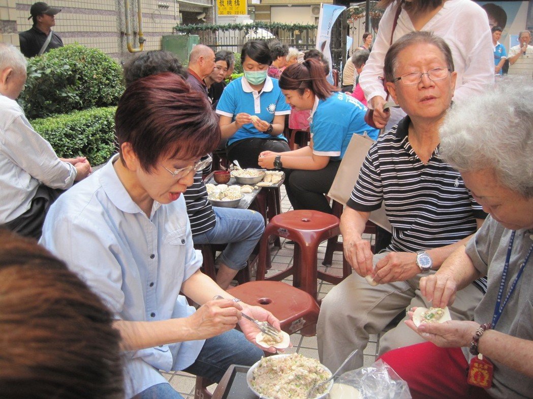 國民黨選舉帶熱2020話題,洪秀柱回應(yīng)“郭吳配”說法。(圖片來源:臺灣《聯(lián)合報(bào)》) 國民黨選舉帶熱2020話題,洪秀柱回應(yīng)“郭吳配”說法。(圖片來源:臺灣《聯(lián)合報(bào)》)