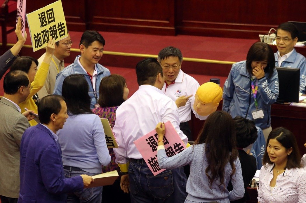 柯文哲施政報(bào)告回避政策敗筆 藍(lán)綠議員齊聲炮轟 柯文哲施政報(bào)告回避政策敗筆 藍(lán)綠議員齊聲炮轟