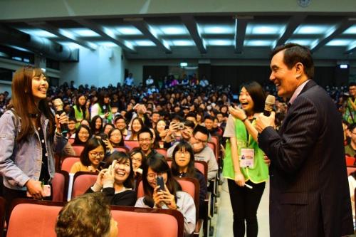 圖為馬英九回答學生提問 臺灣聯(lián)合報圖