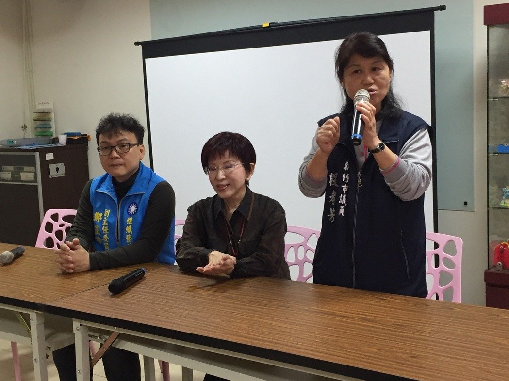 洪秀柱連續(xù)奔波基層致喉嚨失聲 支持者心疼落淚 洪秀柱連續(xù)奔波基層致喉嚨失聲 支持者心疼落淚