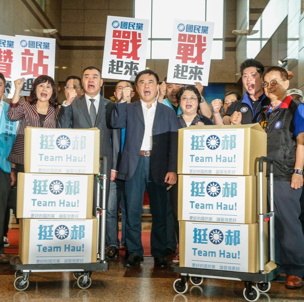 郝龍斌繳10萬聯(lián)署書 有信心爭取第一輪就勝選 郝龍斌繳10萬聯(lián)署書 有信心爭取第一輪就勝選