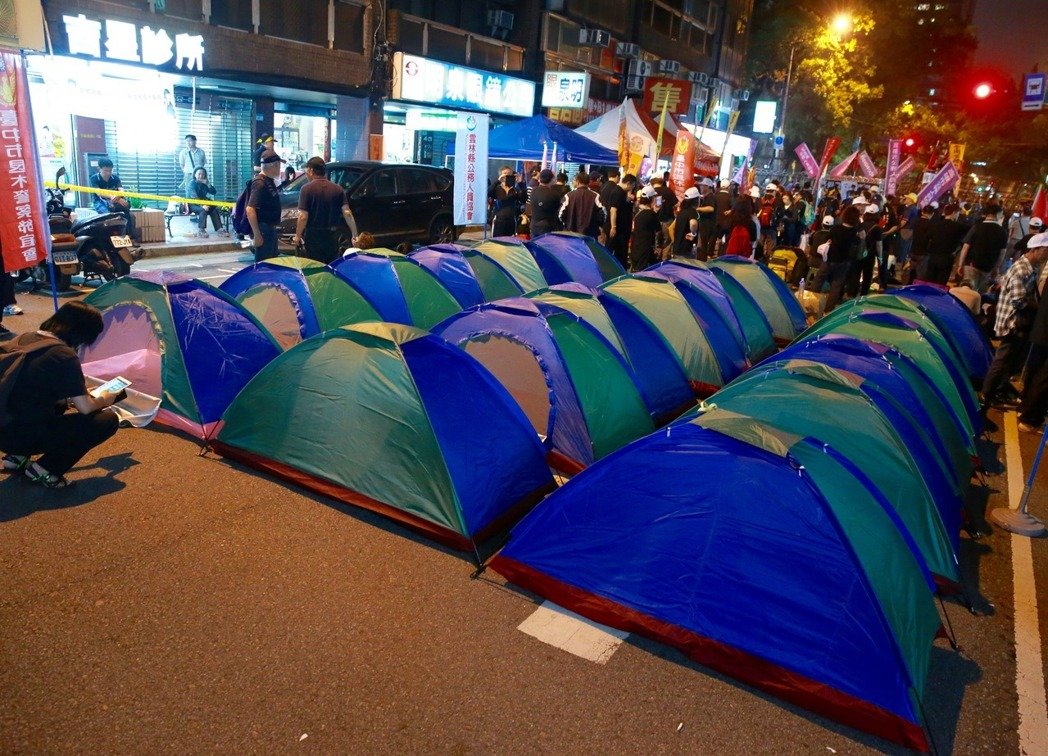 臺灣民眾"夜宿圍城"抗議年金改革 高呼"蔡英文下臺" 臺灣民眾"夜宿圍城"抗議年金改革 高呼"蔡英文下臺"