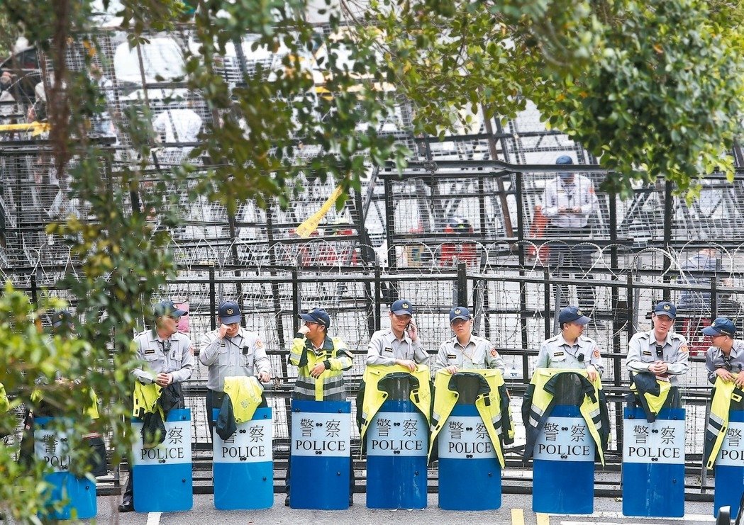 臺灣“年改”大戰今起登場 拒馬圍城之內藍綠激烈對決 臺灣“年改”大戰今起登場 拒馬圍城之內藍綠激烈對決