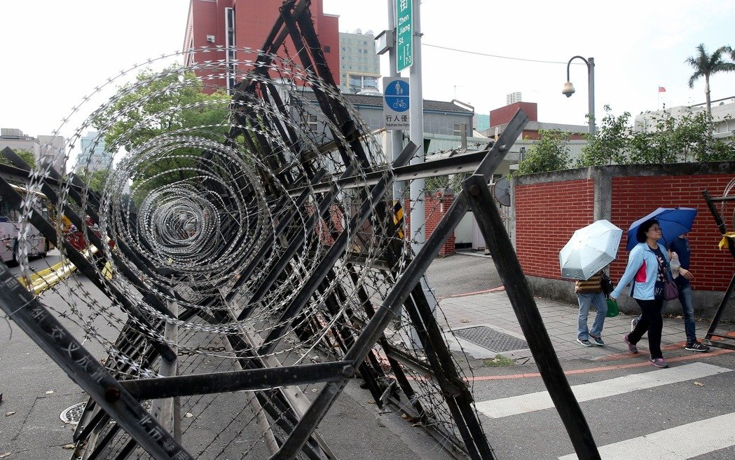 臺媒發文諷蔡英文:當"暴力小英"指責暴力,我笑了! 臺媒發文諷蔡英文:當"暴力小英"指責暴力,我笑了!