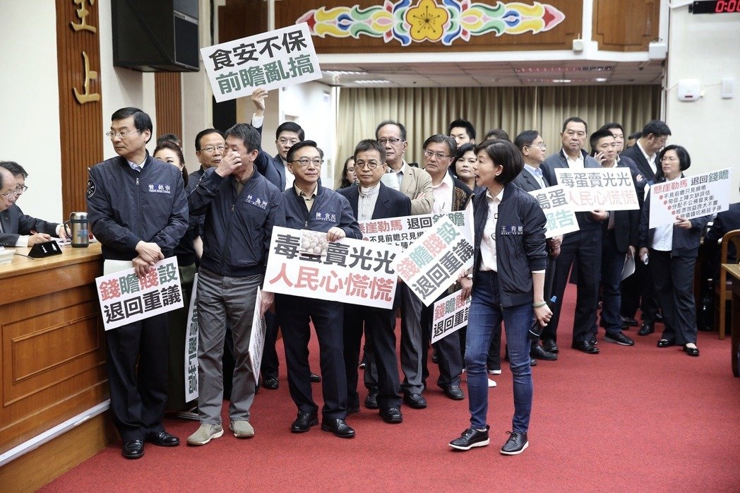 民進(jìn)黨力拼"前瞻計(jì)劃"過(guò)審 遭批"簡(jiǎn)直就是威權(quán)復(fù)辟" 民進(jìn)黨力拼"前瞻計(jì)劃"過(guò)審 遭批"簡(jiǎn)直就是威權(quán)復(fù)辟"