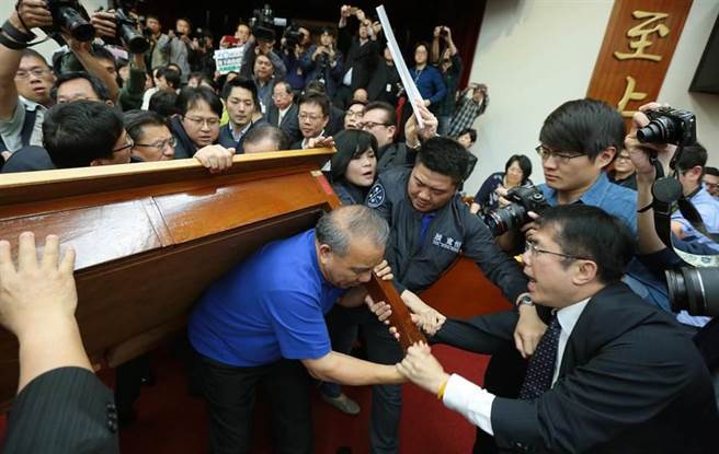 綠營強行通過"前瞻草案" 蔡正元:"太陽花"死哪去了? 綠營強行通過"前瞻草案" 蔡正元:"太陽花"死哪去了?