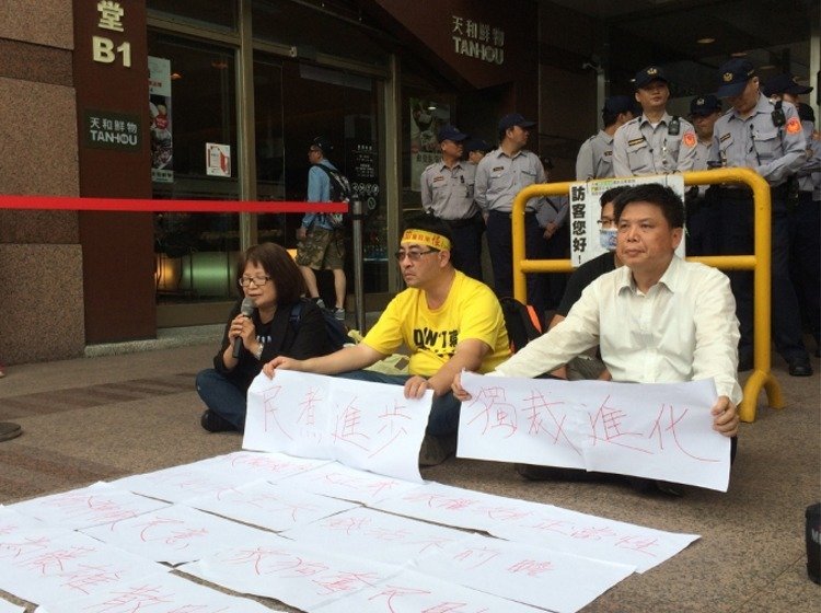 同樣靜坐抗議 民進黨與"獨派"達共識對民眾不聞不問 同樣靜坐抗議 民進黨與"獨派"達共識對民眾不聞不問