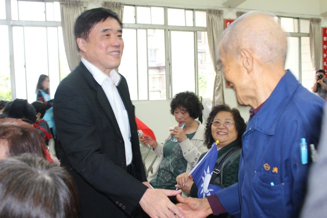 郝龍斌:800億就能補(bǔ)年金虧損 蔡英文卻用8000億綁椿 郝龍斌:800億就能補(bǔ)年金虧損 蔡英文卻用8000億綁椿