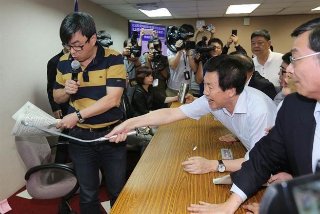 臺灣民意機構初審“年改” 藍綠雙方為一個字大打出手 臺灣民意機構初審“年改” 藍綠雙方為一個字大打出手