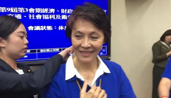 藍綠陣營臺上混戰臺下放松,美食隨便吃還有鮮榨果汁 藍綠陣營臺上混戰臺下放松,美食隨便吃還有鮮榨果汁