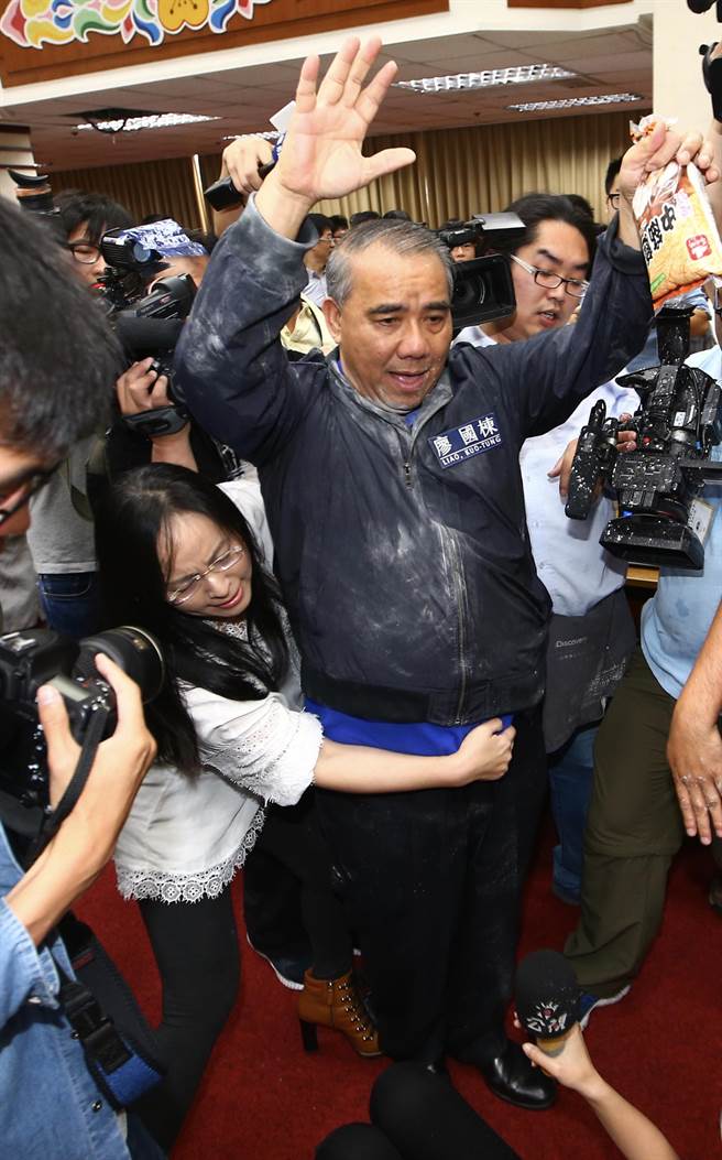 臺灣民意機(jī)構(gòu)上演“武斗”:藍(lán)狂撒面粉,綠閉目養(yǎng)神。 臺灣民意機(jī)構(gòu)上演“武斗”:藍(lán)狂撒面粉,綠閉目養(yǎng)神。