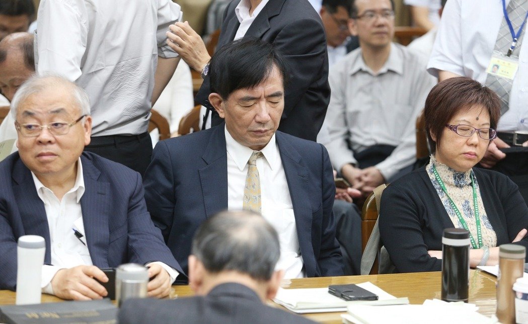 臺灣民意機(jī)構(gòu)上演“武斗”:藍(lán)狂撒面粉,綠閉目養(yǎng)神。 臺灣民意機(jī)構(gòu)上演“武斗”:藍(lán)狂撒面粉,綠閉目養(yǎng)神。