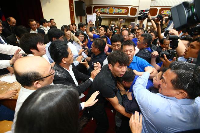 臺灣民意機(jī)構(gòu)上演“武斗”:藍(lán)狂撒面粉,綠閉目養(yǎng)神。 臺灣民意機(jī)構(gòu)上演“武斗”:藍(lán)狂撒面粉,綠閉目養(yǎng)神。