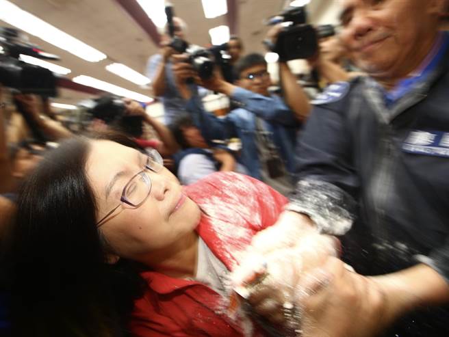 臺灣民意機(jī)構(gòu)上演“武斗”:藍(lán)狂撒面粉,綠閉目養(yǎng)神。 臺灣民意機(jī)構(gòu)上演“武斗”:藍(lán)狂撒面粉,綠閉目養(yǎng)神。