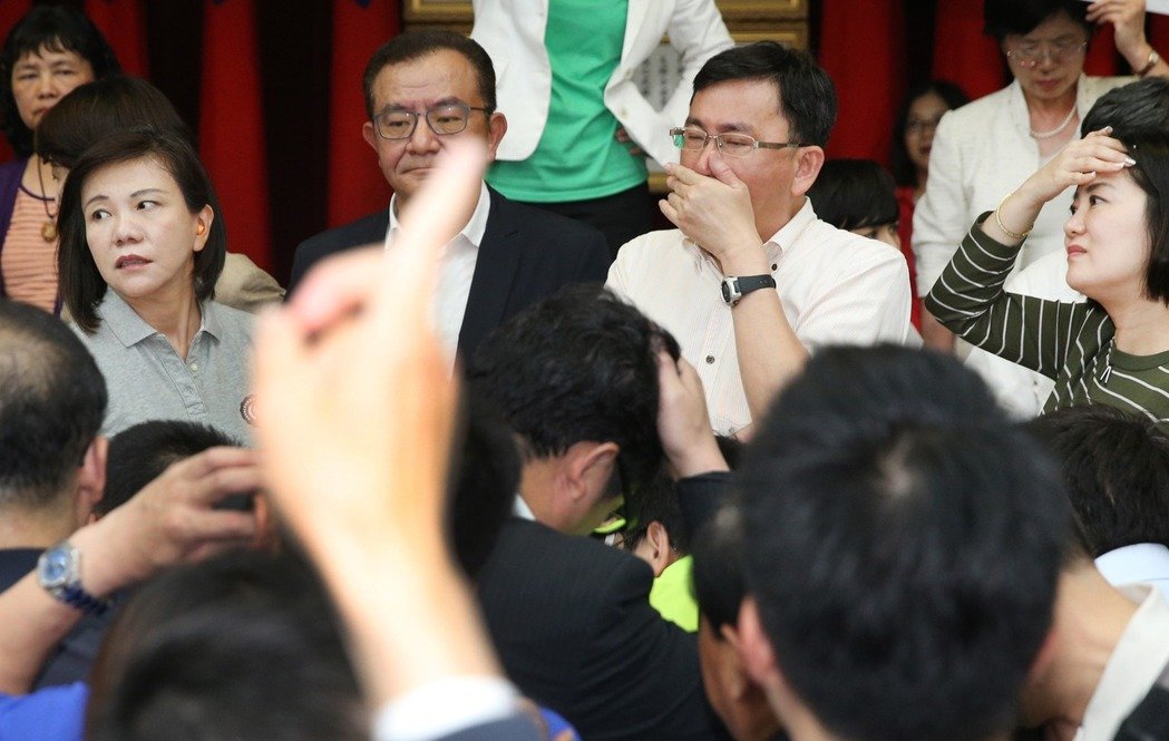 臺灣民意機(jī)構(gòu)上演“武斗”:藍(lán)狂撒面粉,綠閉目養(yǎng)神。 臺灣民意機(jī)構(gòu)上演“武斗”:藍(lán)狂撒面粉,綠閉目養(yǎng)神。