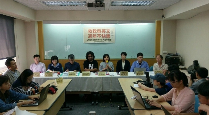 臺灣網(wǎng)絡(luò)民調(diào)顯示蔡當(dāng)局滿意度僅18% 不滿意度為76.4% 臺灣網(wǎng)絡(luò)民調(diào)顯示蔡當(dāng)局滿意度僅18% 不滿意度為76.4%