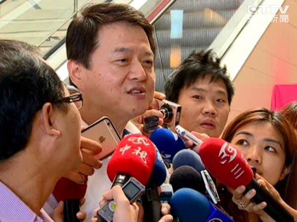 2018縣市長(zhǎng)選舉民調(diào):侯友宜打敗綠營(yíng)守住新北"藍(lán)天" 2018縣市長(zhǎng)選舉民調(diào):侯友宜打敗綠營(yíng)守住新北"藍(lán)天"