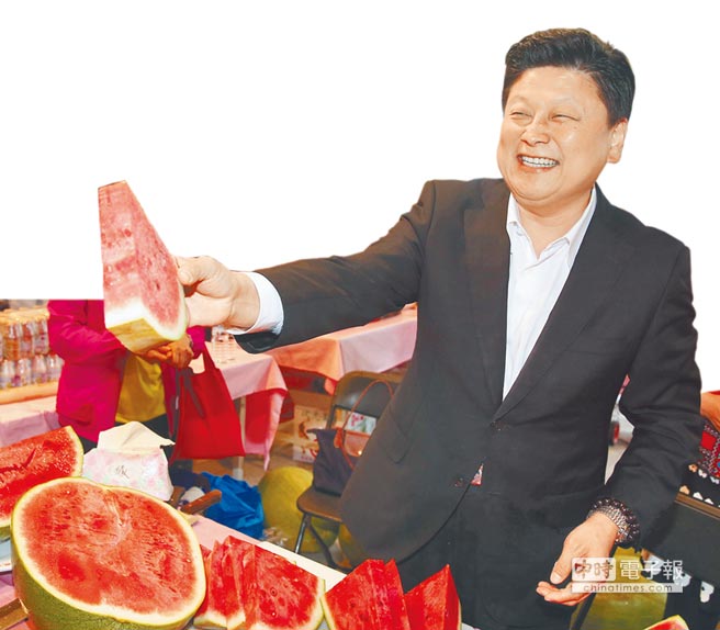 傅昆萁北上推銷花蓮大西瓜 稱為民服務的路可以更寬廣 傅昆萁北上推銷花蓮大西瓜 稱為民服務的路可以更寬廣