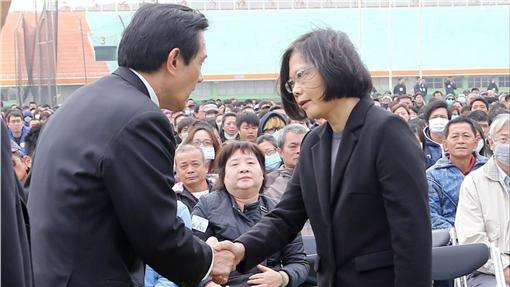 蔡英文對天災(zāi)態(tài)度大轉(zhuǎn)彎 過去氣到"想卸馬英九一條胳膊" 蔡英文對天災(zāi)態(tài)度大轉(zhuǎn)彎 過去氣到"想卸馬英九一條胳膊"