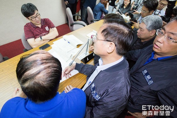 反年改“戰(zhàn)事”不斷 李來希將帥3萬大軍包圍“立法院” 反年改“戰(zhàn)事”不斷 李來希將帥3萬大軍包圍“立法院”