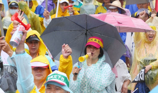 警察抗議隊伍包圍民意機構 蔡英文卻在臉譜網談改革 警察抗議隊伍包圍民意機構 蔡英文卻在臉譜網談改革