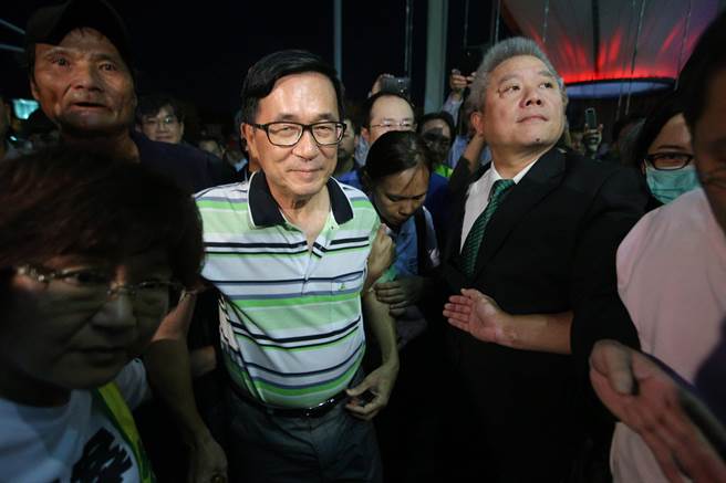 綠營挺扁勢力欲聯署“赦扁” 網友諷貪污聯盟分贓不均 綠營挺扁勢力欲聯署“赦扁” 網友諷貪污聯盟分贓不均