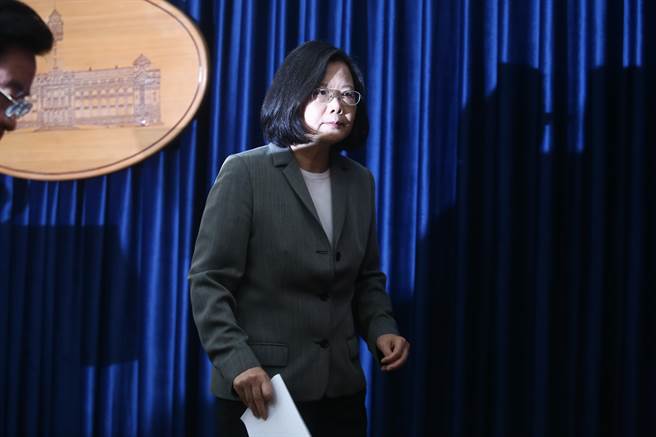 蔡英文施政平行時(shí)空? 國民黨:滿意度將跌成水餃股 蔡英文施政平行時(shí)空? 國民黨:滿意度將跌成水餃股