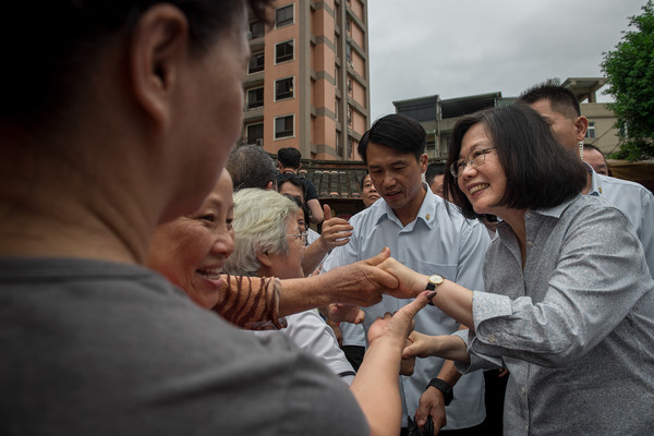 �_���{(di��o)����6���񱊲��M��Ӣ���ڃɰ��P(gu��n)ϵ�ı��F(xi��n)