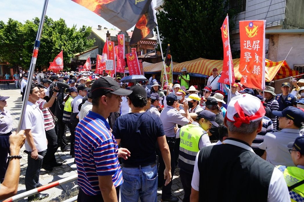 蔡英文遇抗爭取消行程 徐國勇代揭匾現場卻拉不下布幔 蔡英文遇抗爭取消行程 徐國勇代揭匾現場卻拉不下布幔