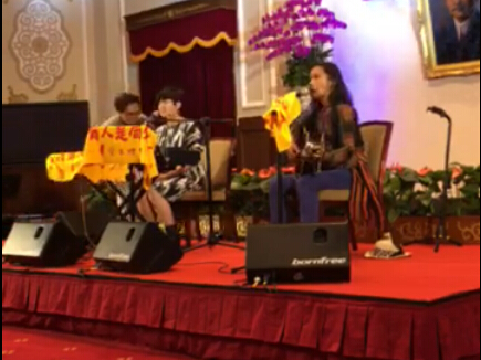 蔡辦搞戒嚴? 民眾拿"沒有人是局外人"毛巾被要求撤下 蔡辦搞戒嚴? 民眾拿"沒有人是局外人"毛巾被要求撤下