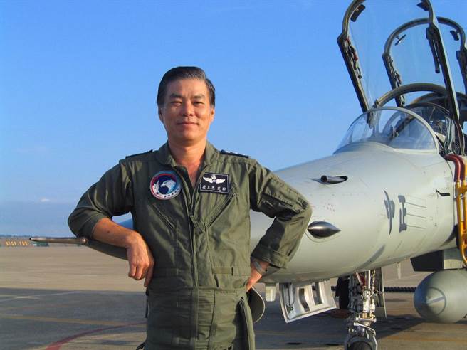 臺軍退役飛行員怒砸勛章 對蔡當局失望透頂 臺軍退役飛行員怒砸勛章 對蔡當局失望透頂