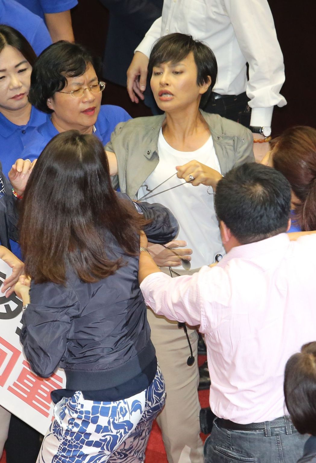 臺灣民意機(jī)構(gòu)“前瞻”談話會發(fā)生混戰(zhàn) “綠委”被扇耳光 臺灣民意機(jī)構(gòu)“前瞻”談話會發(fā)生混戰(zhàn) “綠委”被扇耳光