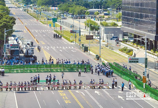 蔡英文重兵部署民眾抗議 被諷"將帥無能 累死三軍" 蔡英文重兵部署民眾抗議 被諷"將帥無能 累死三軍"