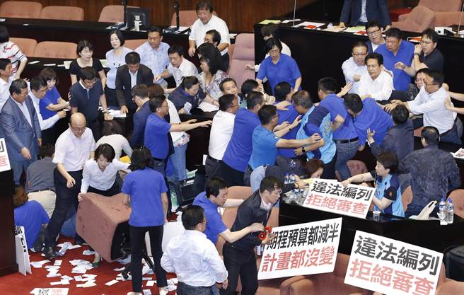 “立法院”14日第2次臨時會繼續處理前瞻預算再度引爆沖突,議場內處處戰場,藍綠“立委”互相拉扯推擠 “立法院”14日第2次臨時會繼續處理前瞻預算再度引爆沖突,議場內處處戰場,藍綠“立委”互相拉扯推擠
