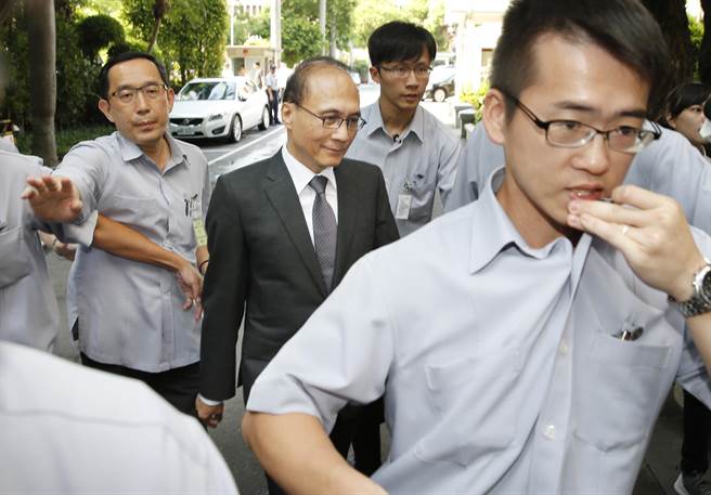 立法院14日第2次臨時會繼續處理前瞻預算,因國民黨“立委”一早拿著預算書在青島東路口等候,“行政院長”林全(中)在大批隨扈的包圍中改由鎮江街步行進入“立法院” 立法院14日第2次臨時會繼續處理前瞻預算,因國民黨“立委”一早拿著預算書在青島東路口等候,“行政院長”林全(中)在大批隨扈的包圍中改由鎮江街步行進入“立法院”