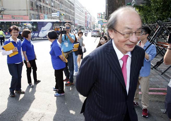 “立法院”14日第2次臨時會繼續處理前瞻預算,國民黨“立委”一早拿著預算書在青島東路口要堵“行政院長”林全的座車,經過的民進黨團總召柯建銘(右)與他們閑談一會后,帶著神秘的微笑走入“立法院” “立法院”14日第2次臨時會繼續處理前瞻預算,國民黨“立委”一早拿著預算書在青島東路口要堵“行政院長”林全的座車,經過的民進黨團總召柯建銘(右)與他們閑談一會后,帶著神秘的微笑走入“立法院”