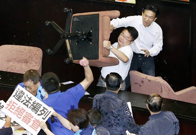 民進黨“立委”吳秉叡抬起椅子丟向國民黨“立委” 民進黨“立委”吳秉叡抬起椅子丟向國民黨“立委”
