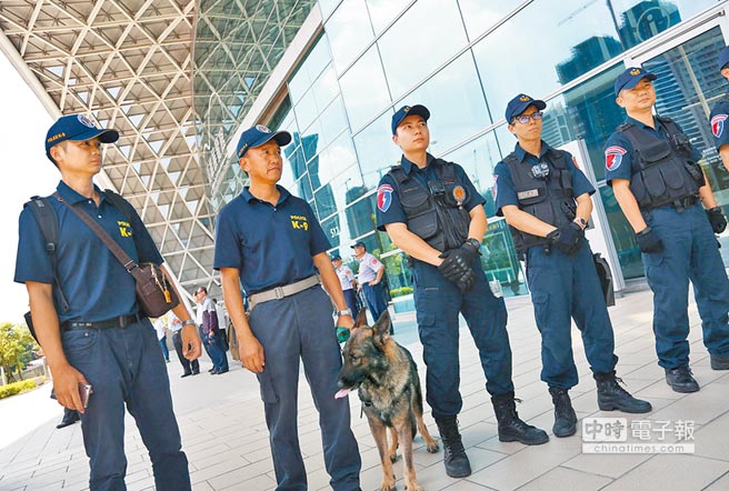 蔡英文13日參訪高雄亞洲新灣區,動用特勤警察等約千名警力 蔡英文13日參訪高雄亞洲新灣區,動用特勤警察等約千名警力