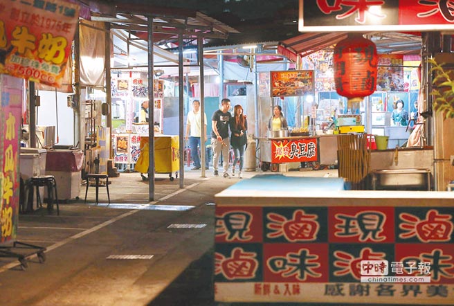 原本800多攤位的高雄夜市,如今只剩50多個攤位,生意冷清 原本800多攤位的高雄夜市,如今只剩50多個攤位,生意冷清