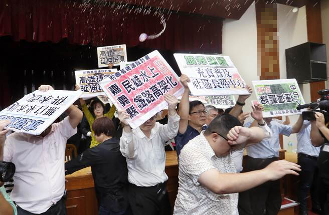 “立法院”日前再爆沖突,國(guó)民黨“立委”發(fā)動(dòng)水球攻勢(shì),民進(jìn)黨“立委”紛紛拿起標(biāo)語(yǔ)抵擋 “立法院”日前再爆沖突,國(guó)民黨“立委”發(fā)動(dòng)水球攻勢(shì),民進(jìn)黨“立委”紛紛拿起標(biāo)語(yǔ)抵擋